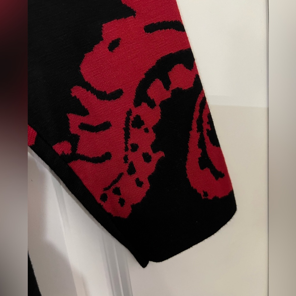 Gorgeous Chico's Black and Red Patterned Cardigan Sweater NWT - Picture 4 of 5
